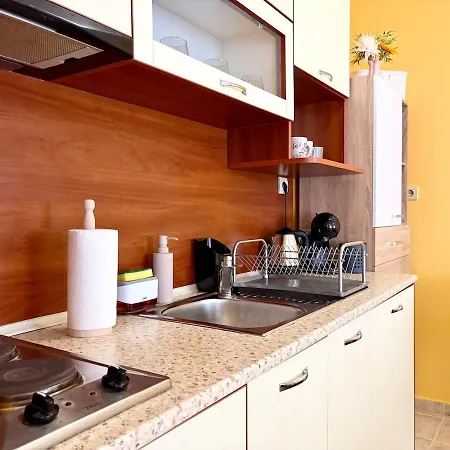 Palm Breeze Pool Retreat Apartment