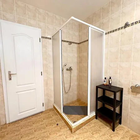 Palm Breeze Pool Retreat Apartment *